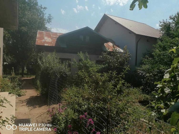 Casă cu 9 camere cu Teren 1000 Mp în Central
