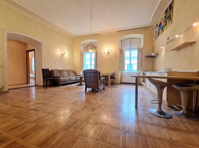 Apartament cu 3 camere semidecomandat, mobilat în Central