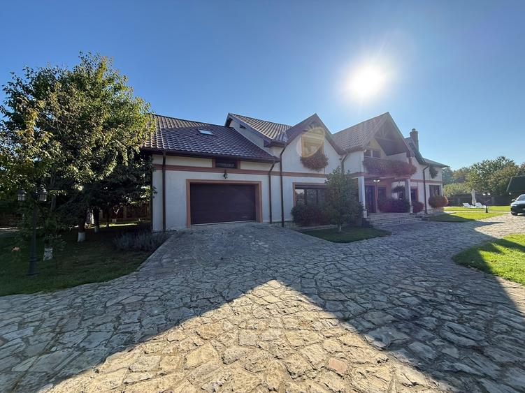 Casă individuală cu 10 camere cu Canalizare în Roman