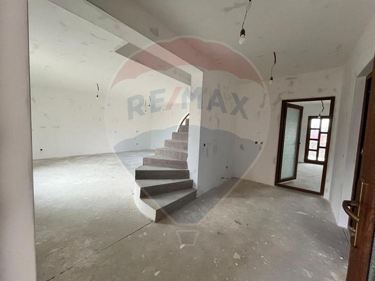 Casă individuală cu 5 camere cu Teren 1300 Mp în Lungulețu