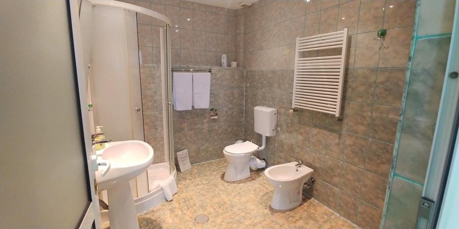 Casă individuală cu 8 camere cu Canalizare în Breaza