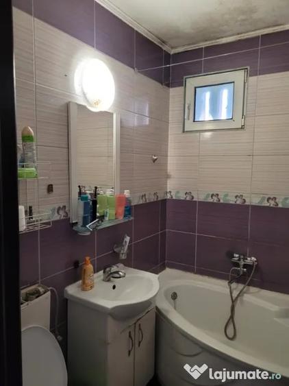 Apartament cu 3 camere semidecomandat în Tineretului
