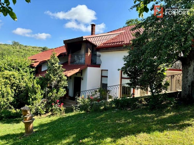 Casă individuală cu 5 camere cu Piscina în Ghioroc