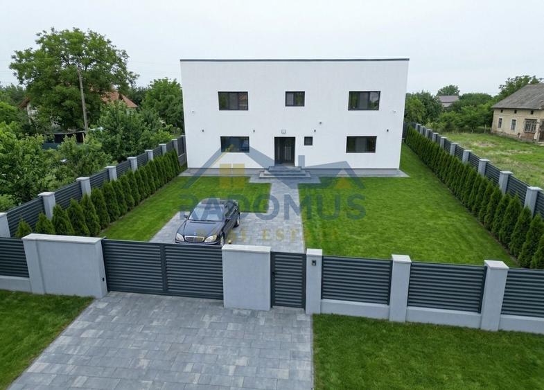 Casă individuală cu 8 camere cu Canalizare în Tătărani