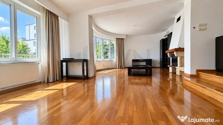 Apartament cu 4 camere decomandat în Central