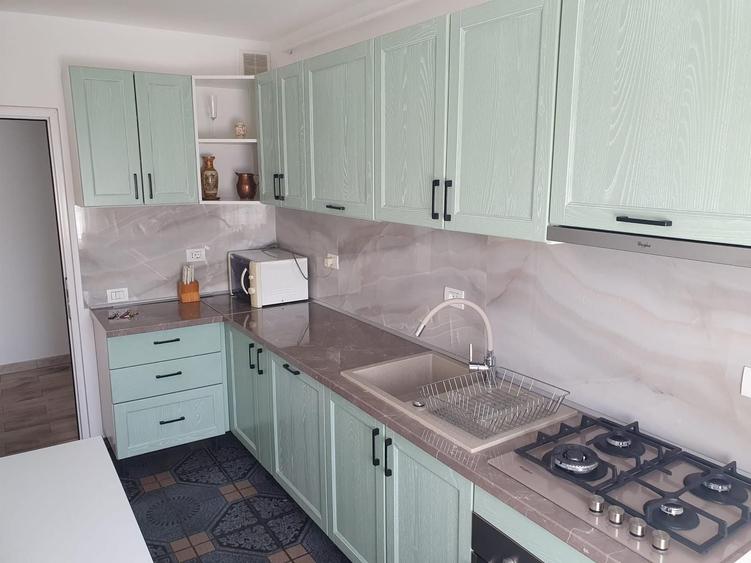 Apartament cu 2 camere decomandat în Tractorul