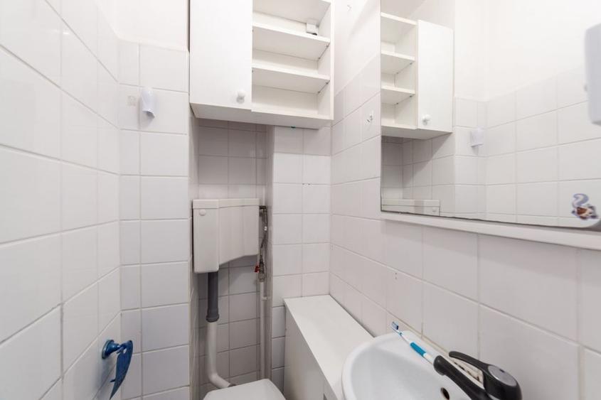 Apartament cu 3 camere semidecomandat, mobilat în Est