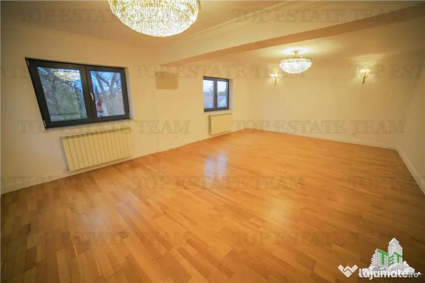 Casă cu 7 camere cu Teren 300 Mp în Central