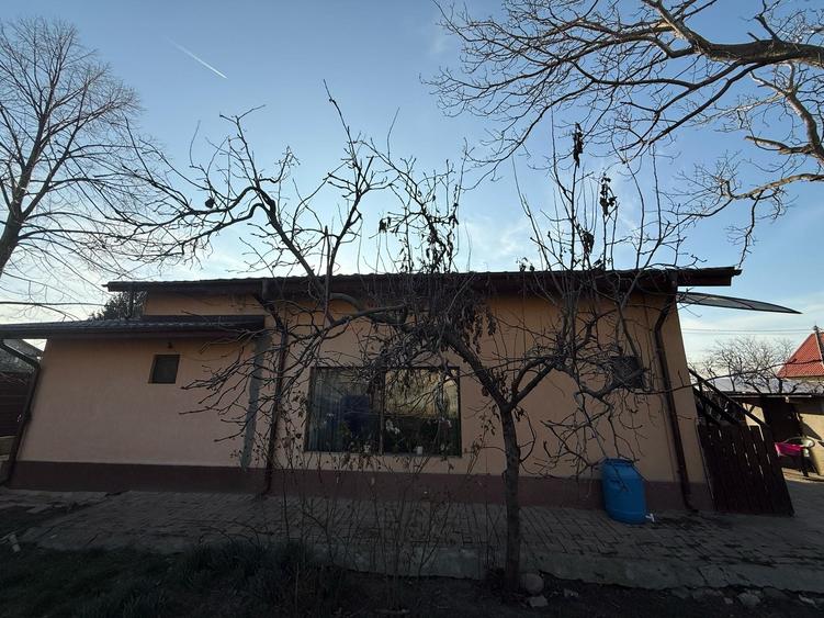 Casă individuală cu 6 camere cu Teren 1359 Mp în Glina