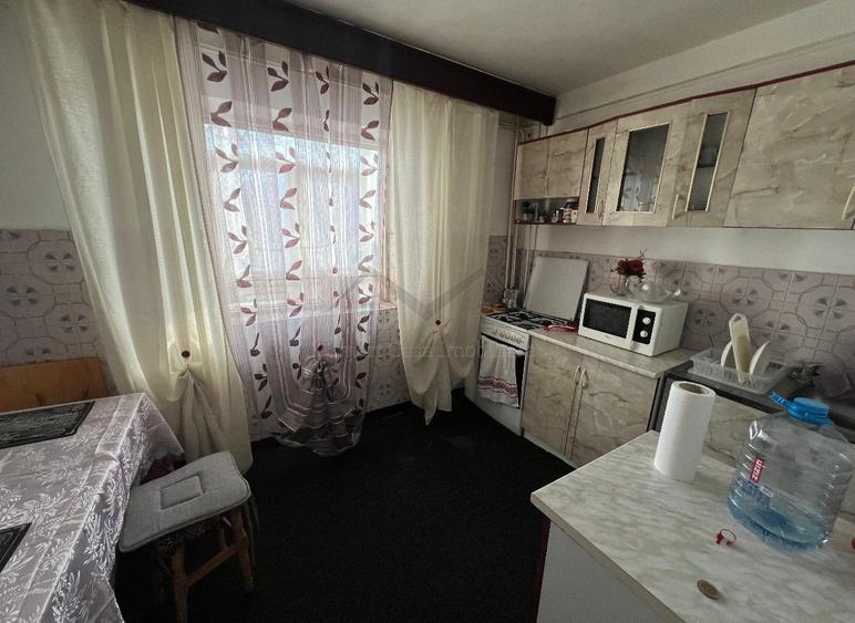 Apartament cu 3 camere decomandat, mobilat în Nicolina