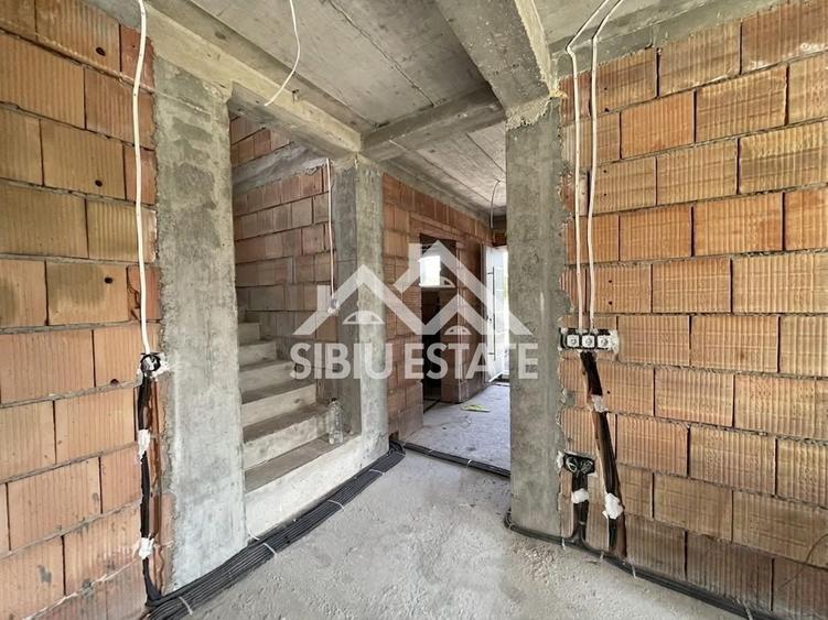 Casă individuală cu 5 camere cu Canalizare în Șelimbăr