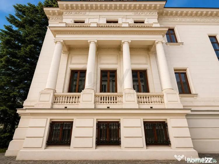 Casă cu 11 camere cu Teren 2100 Mp în Romană