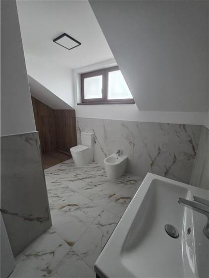 Duplex cu 4 camere cu Canalizare în Central