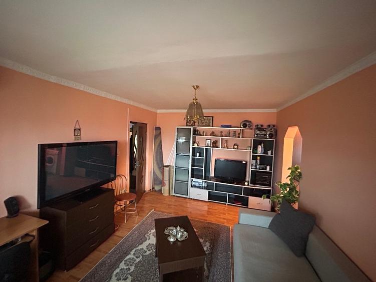 Apartament cu 2 camere semidecomandat, mobilat în Nord