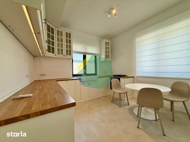 Casă cu 8 camere cu Teren 400 Mp în Corbeanca