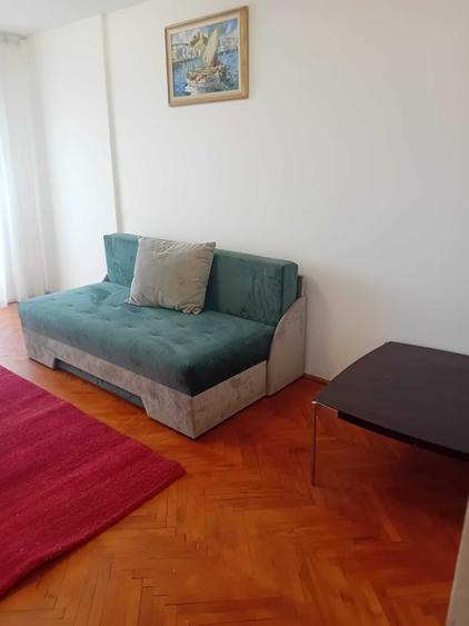 Apartament cu 3 camere decomandat în Craiovița Nouă
