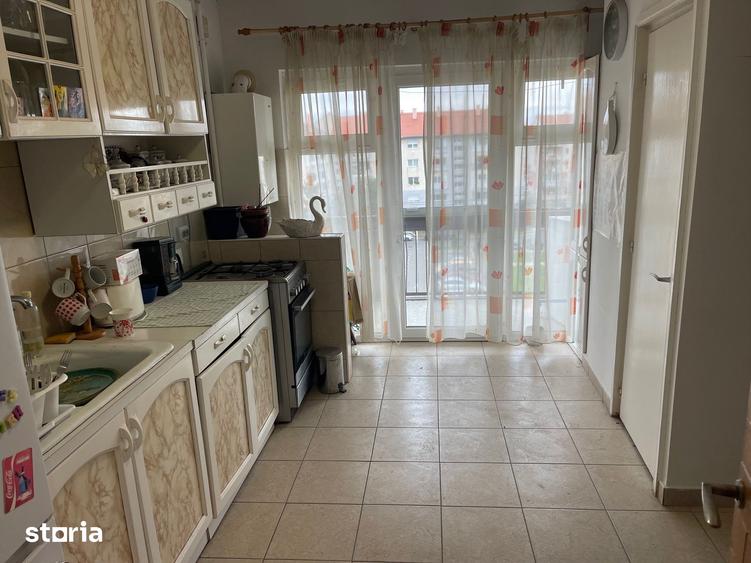 Apartament cu 3 camere decomandat în Carpați 2