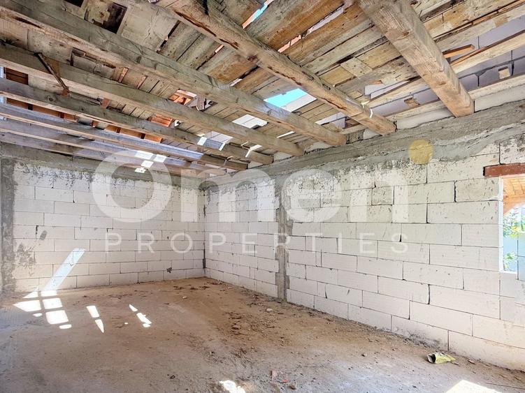 Casă individuală cu 10 camere cu Canalizare în Băița