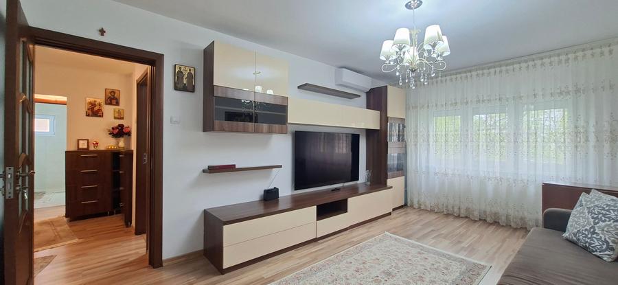 Apartament cu 2 camere decomandat, mobilat în Piața Centrală