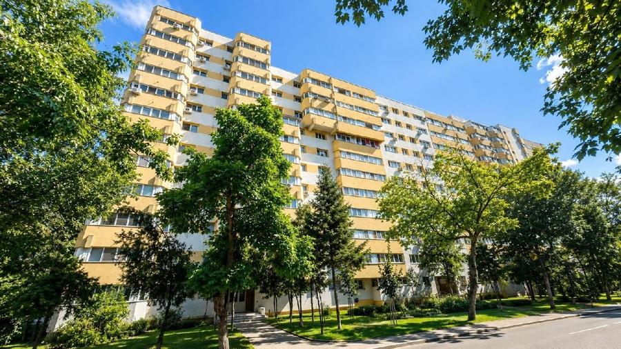 Apartament cu 4 camere semidecomandat în Colentina