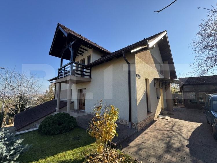 Casă individuală cu 6 camere cu Canalizare în Cetate