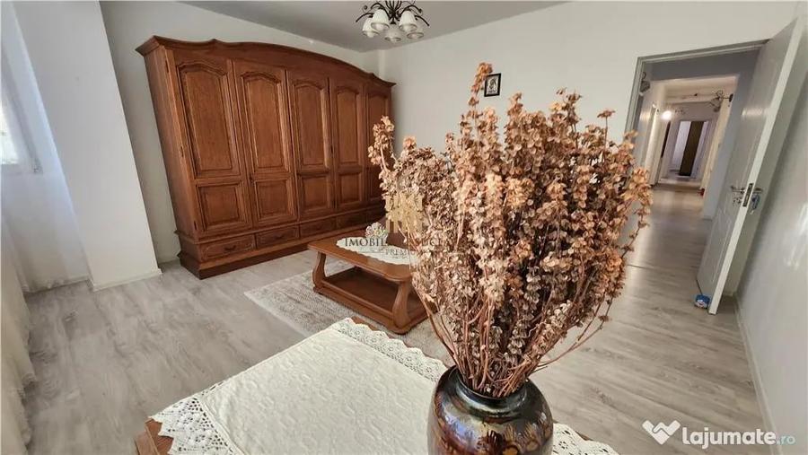 Apartament cu 4 camere decomandat în Ipotești