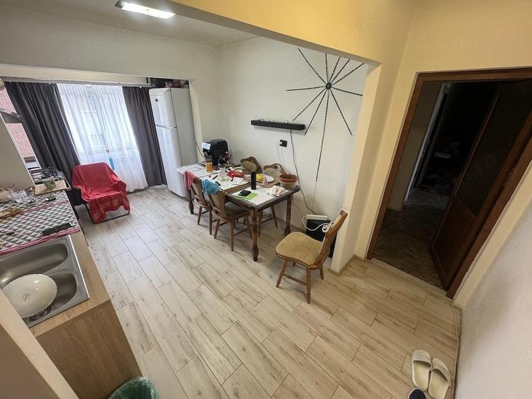 Apartament cu 3 camere decomandat în Poarta 6