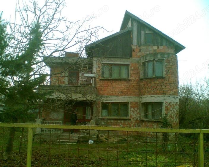 Casă cu 6 camere cu Teren 1400 Mp în Prisăcani