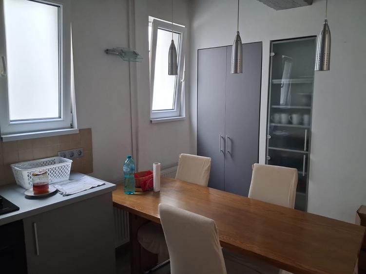 Apartament cu 3 camere semidecomandat, mobilat în Central