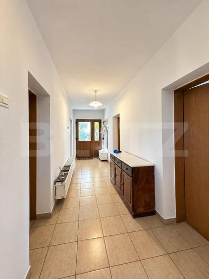 Casă individuală cu 8 camere cu Canalizare în Ghiroda