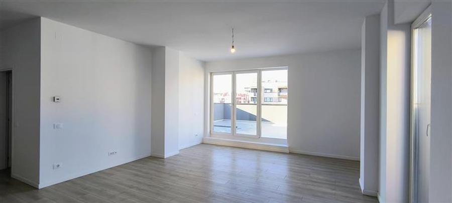 Penthouse cu 3 camere nedecomandat în Aradului