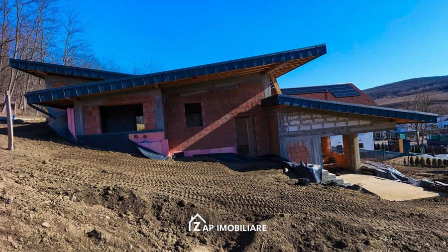 Casă individuală cu 4 camere cu Canalizare în Livezeni