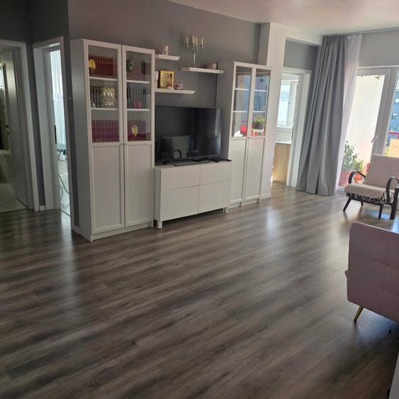 Apartament cu 3 camere decomandat în Exterior Vest