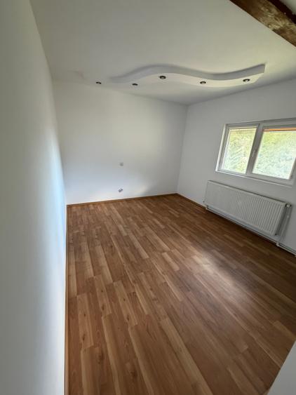 Casă cu 8 camere cu Teren 500 Mp în Exterior Sud