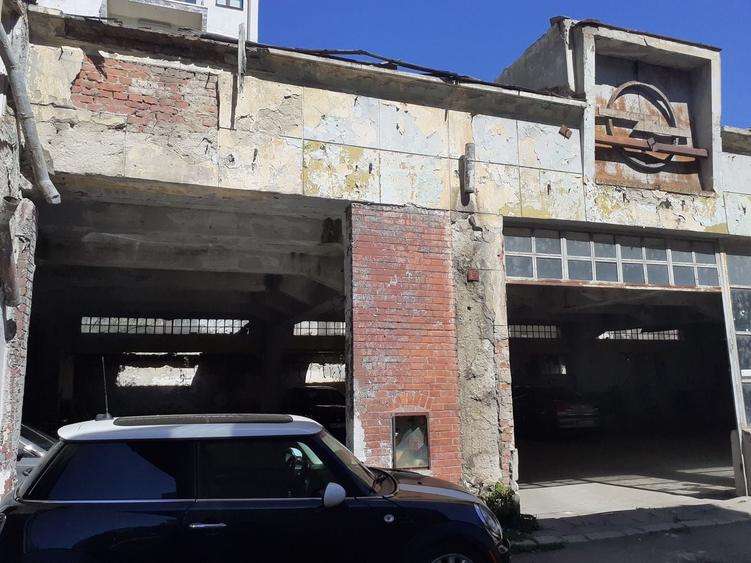 Casă individuală cu 19 camere cu Canalizare în P-ța Romană