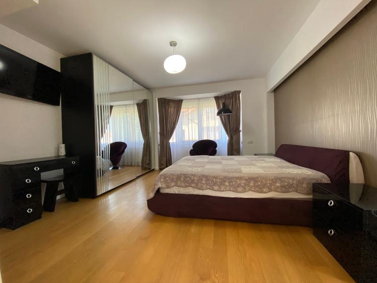 Casă cu 8 camere cu Garaj în Pipera