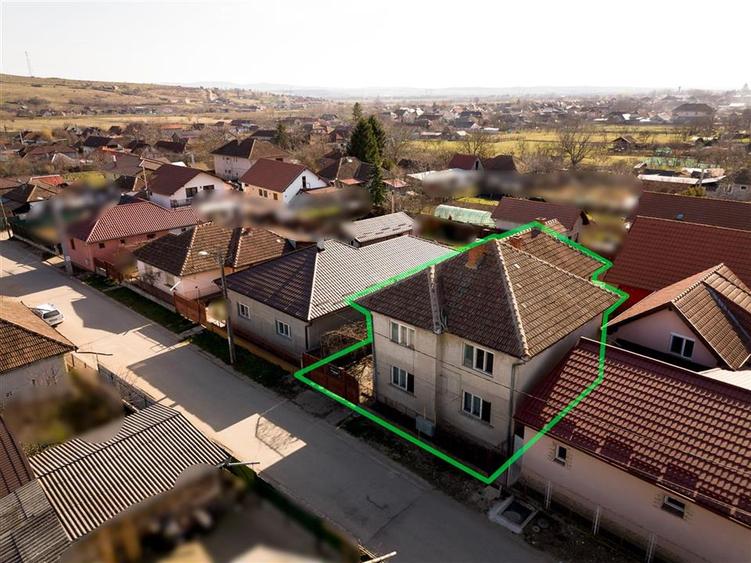 Casă cu 11 camere cu Teren 371 Mp în Est