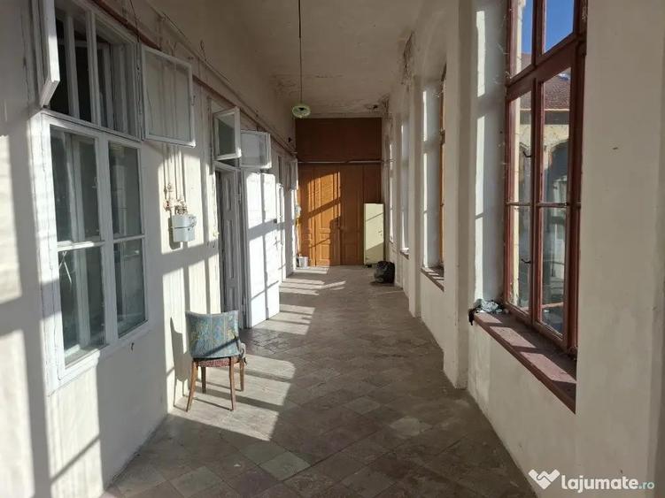 Apartament cu 3 camere semidecomandat în Central