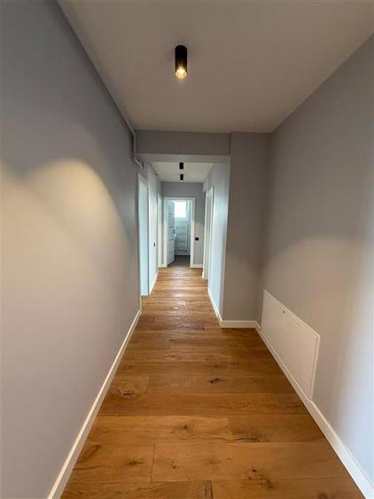 Apartament cu 3 camere decomandat în Tractorul