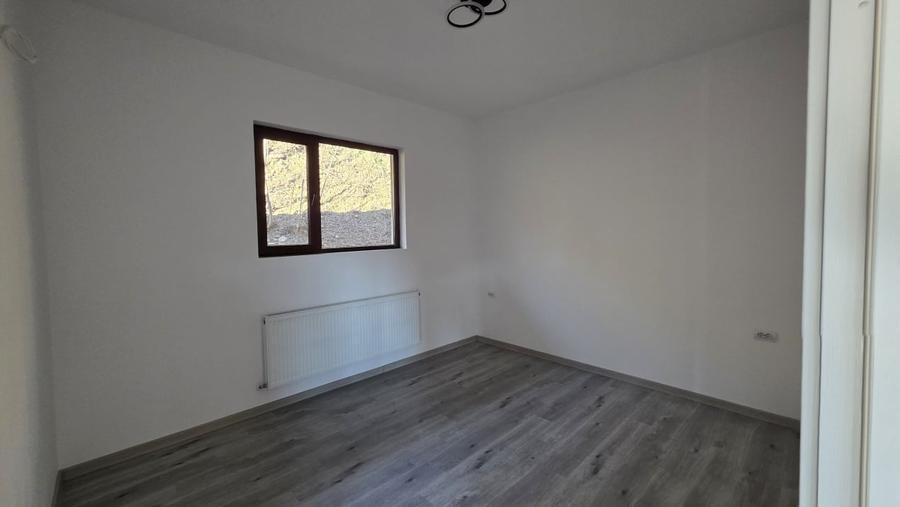 Casă individuală cu 3 camere cu Canalizare în Vălenii de Munte