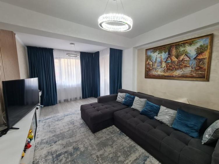 Apartament cu 2 camere decomandat, mobilat în Tractorul