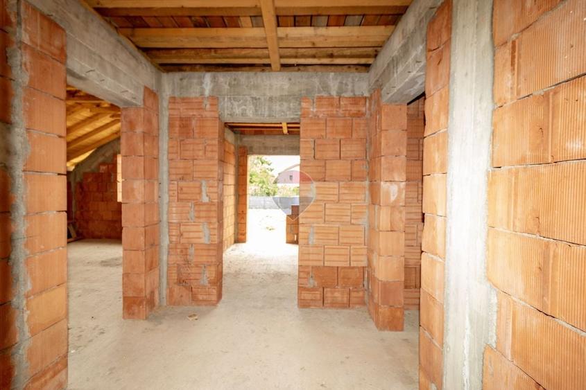 Casă individuală cu 5 camere cu Teren 1000 Mp în Balotești