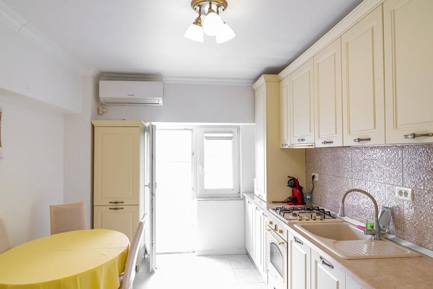 Apartament cu 3 camere decomandat, mobilat în Central