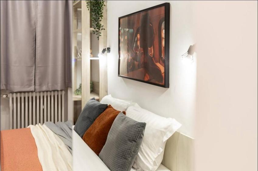 Apartament cu 3 camere semidecomandat în P-ța Romană