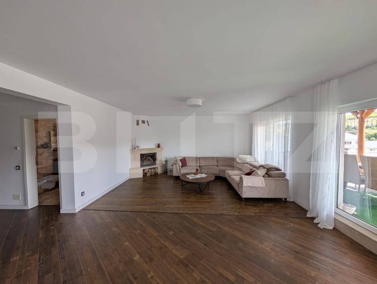Apartament cu 4 camere semidecomandat, mobilat în Florești