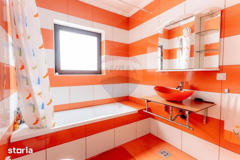 Casă cu 5 camere cu Teren 1240 Mp în Cotmenița