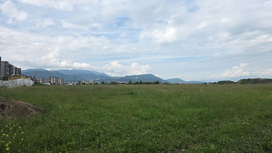 Teren de 1000 mp, în Tractorul