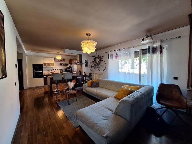 Apartament cu 3 camere semidecomandat, mobilat în Florești — fotografia 1
