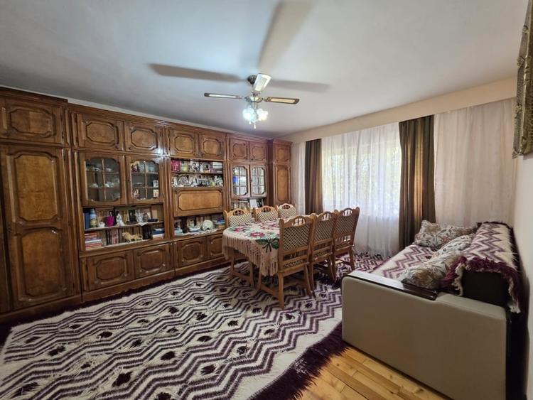 Apartament cu 3 camere decomandat, mobilat în Săsar