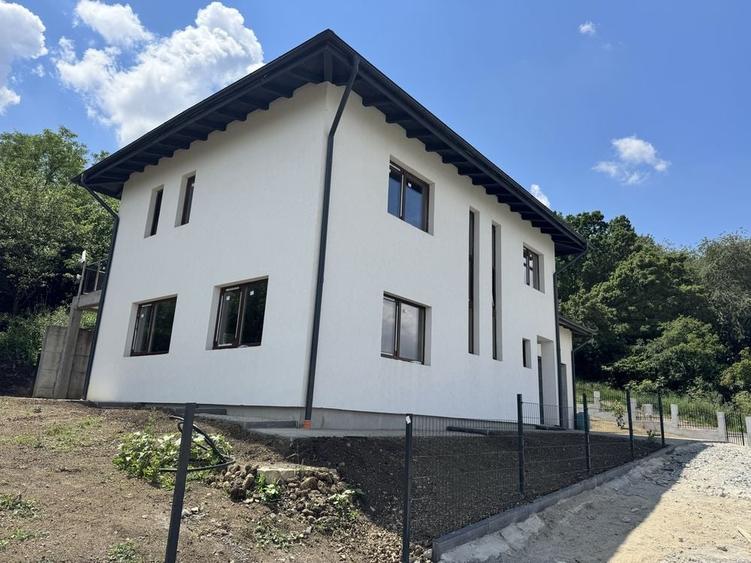 Casă cu 4 camere în Dezmir